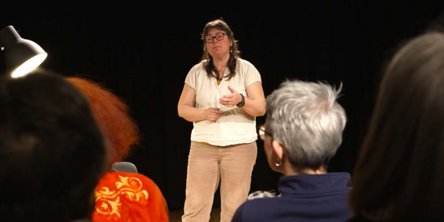 Vrouw op podium Vrouw op podium